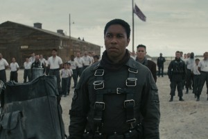 《辐射》的露西（Lucy）被描述为埃拉·普内尔（Ella Purnell），是一个“莱斯利·诺德·弗兰德斯（Ned Flanders）”，他会在牙膏商业广告中“明星”，但也可以杀死你'